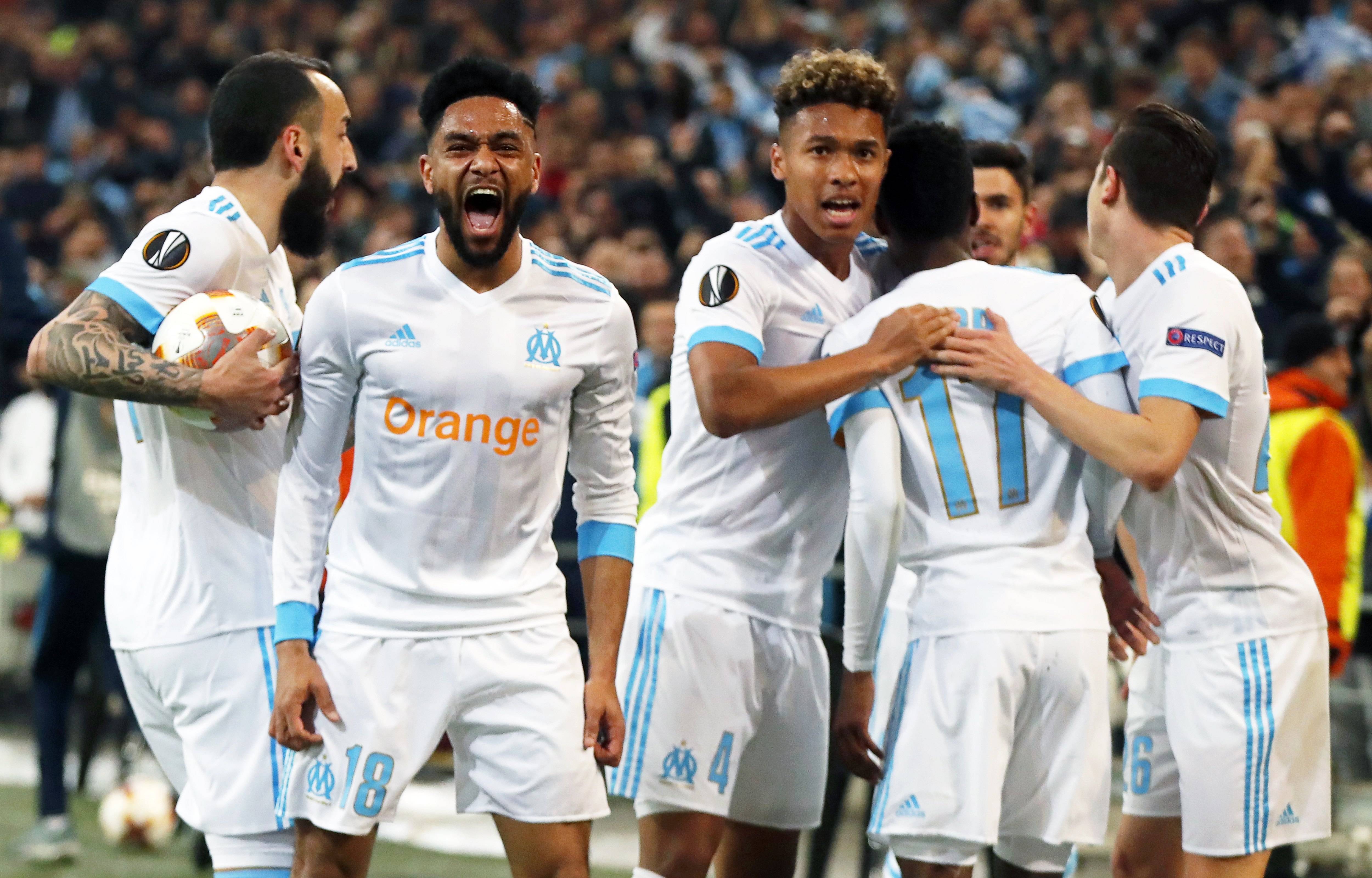 包含里尔客场挑战圣埃蒂安，力争保持不败的词条