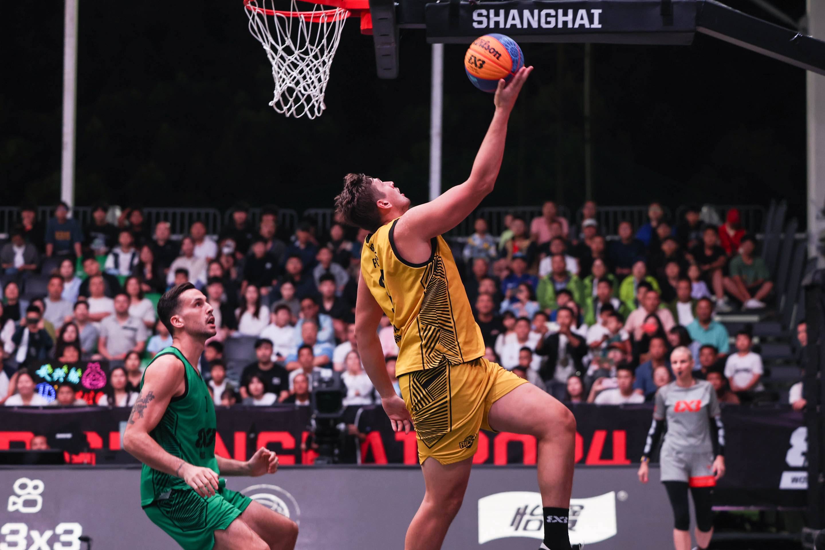 篮球比赛现场，球迷激情加油呐喊