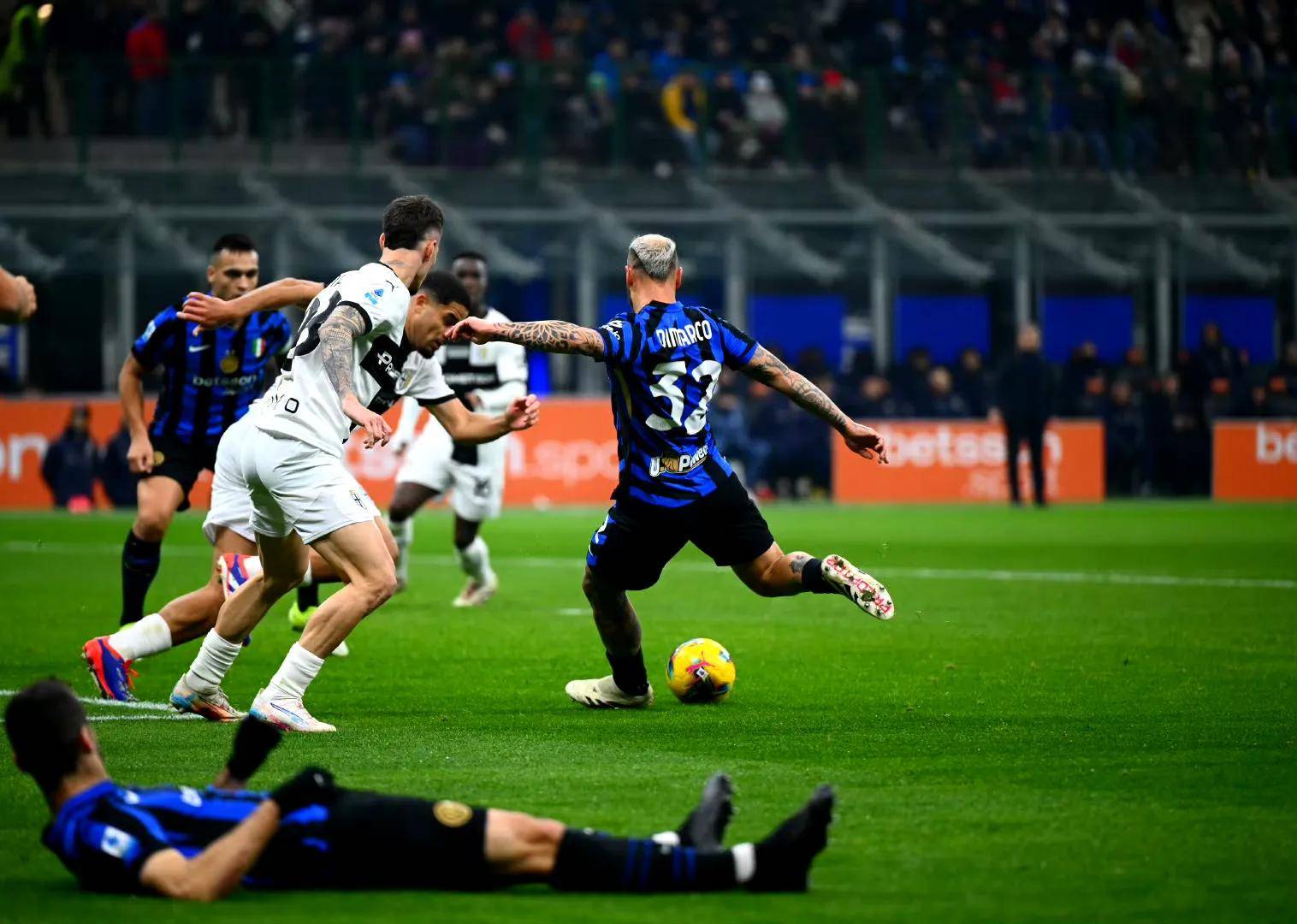 乌迪内斯矛盾缠身，保级形势愈发严峻的简单介绍