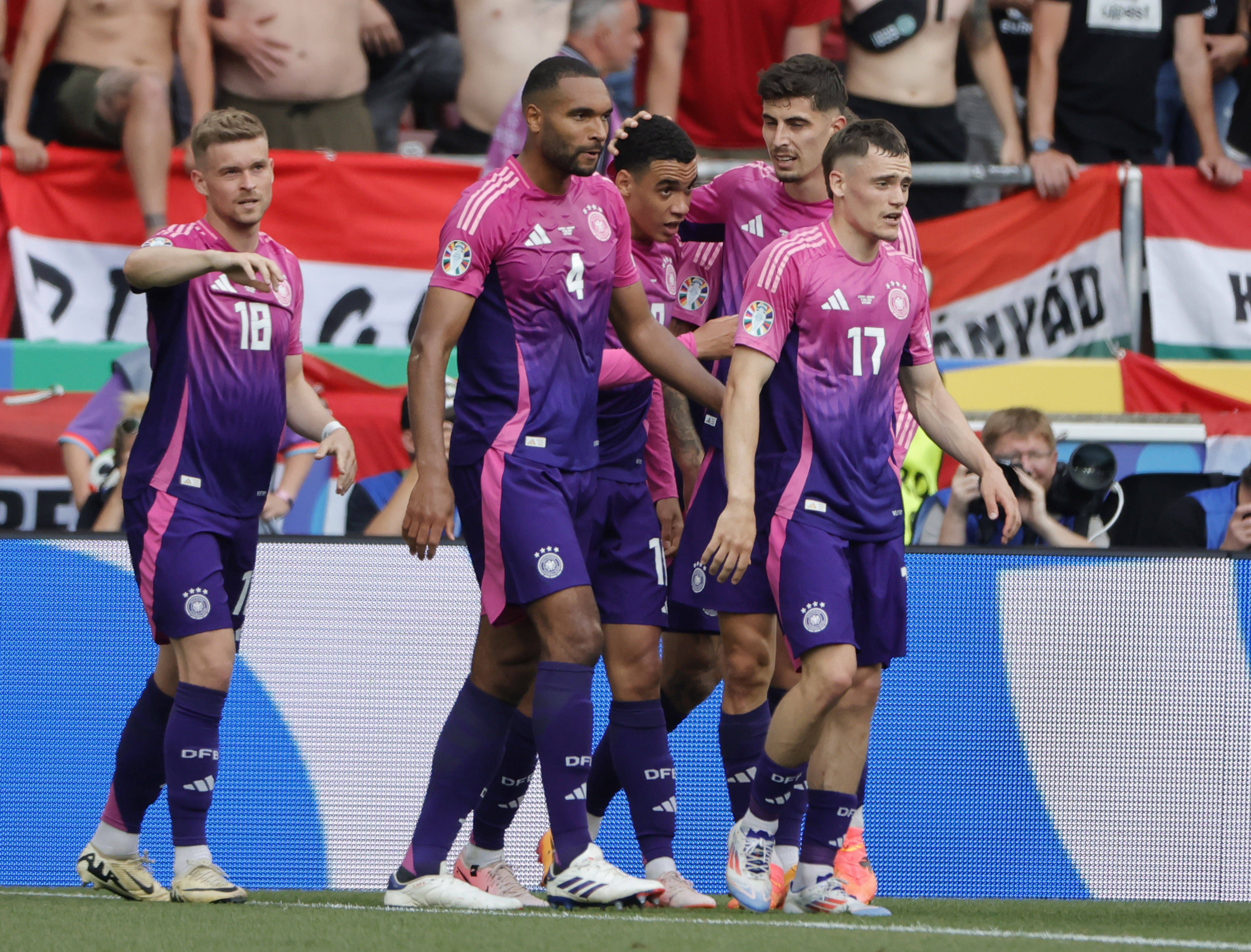 德国足球队在国际锦标赛中奋勇争先