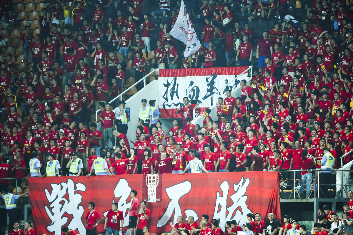 足球战场上,一场激烈的较量即将展开 足球战场上,一场激烈的较量即将展开