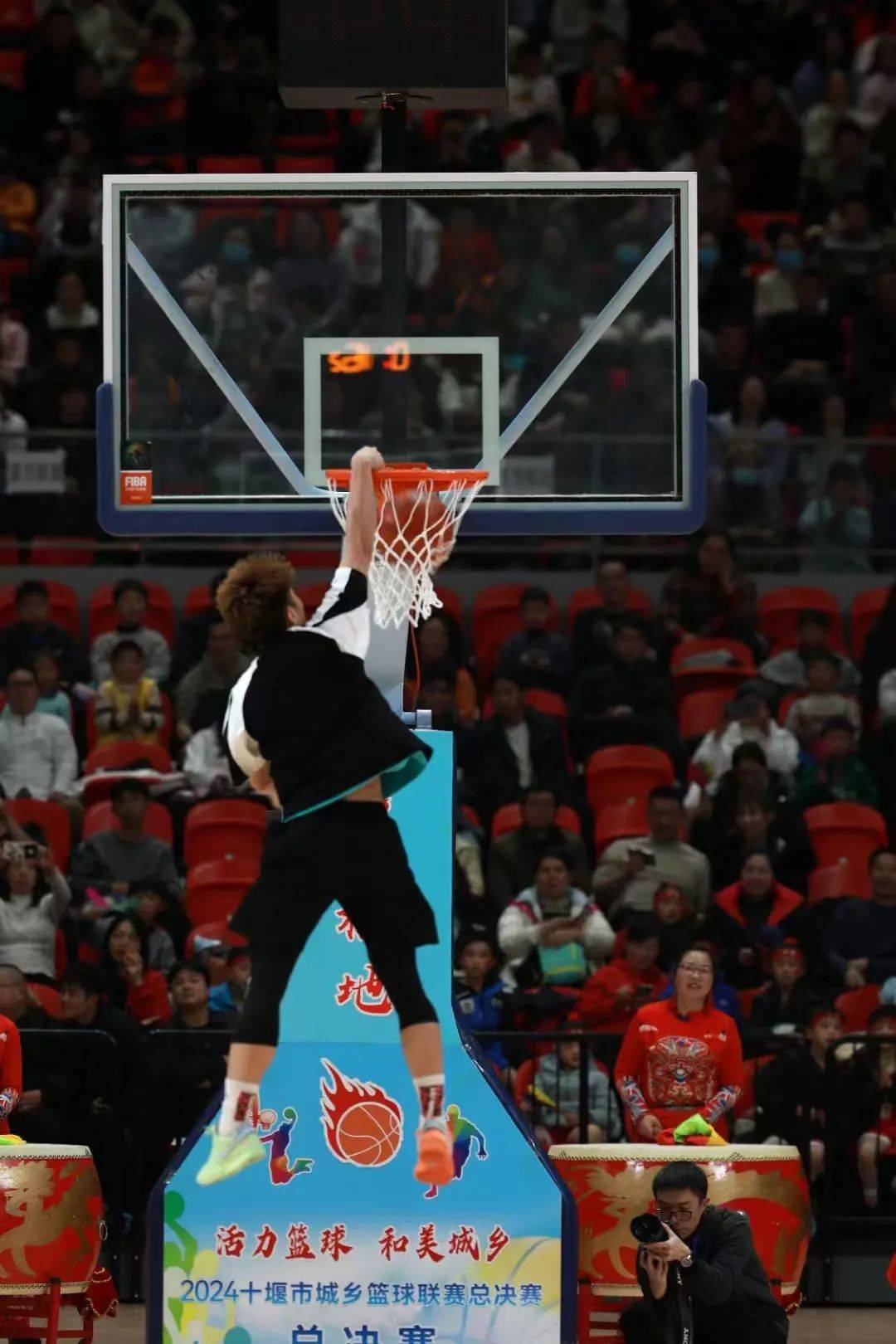 包含动人瞬间！球场上感人一幕，赞叹无限的词条