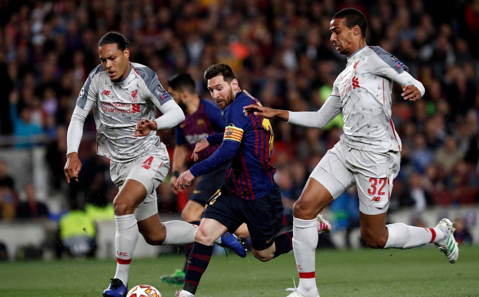 足球比赛即将上演，球员们为胜利而拼搏