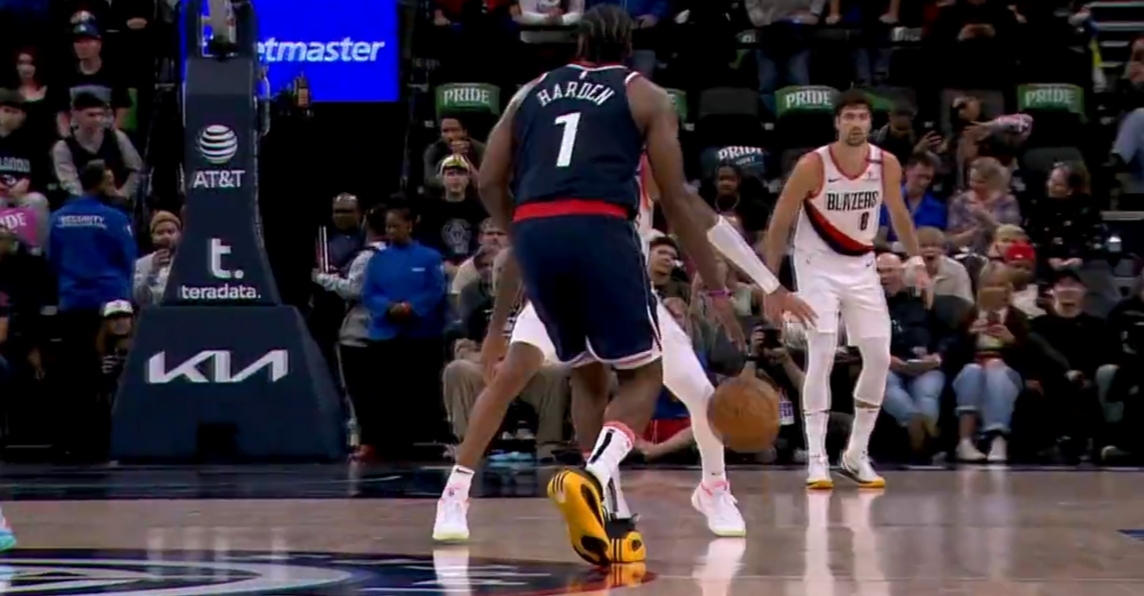 洛杉矶快船与开拓者交手，全力争胜