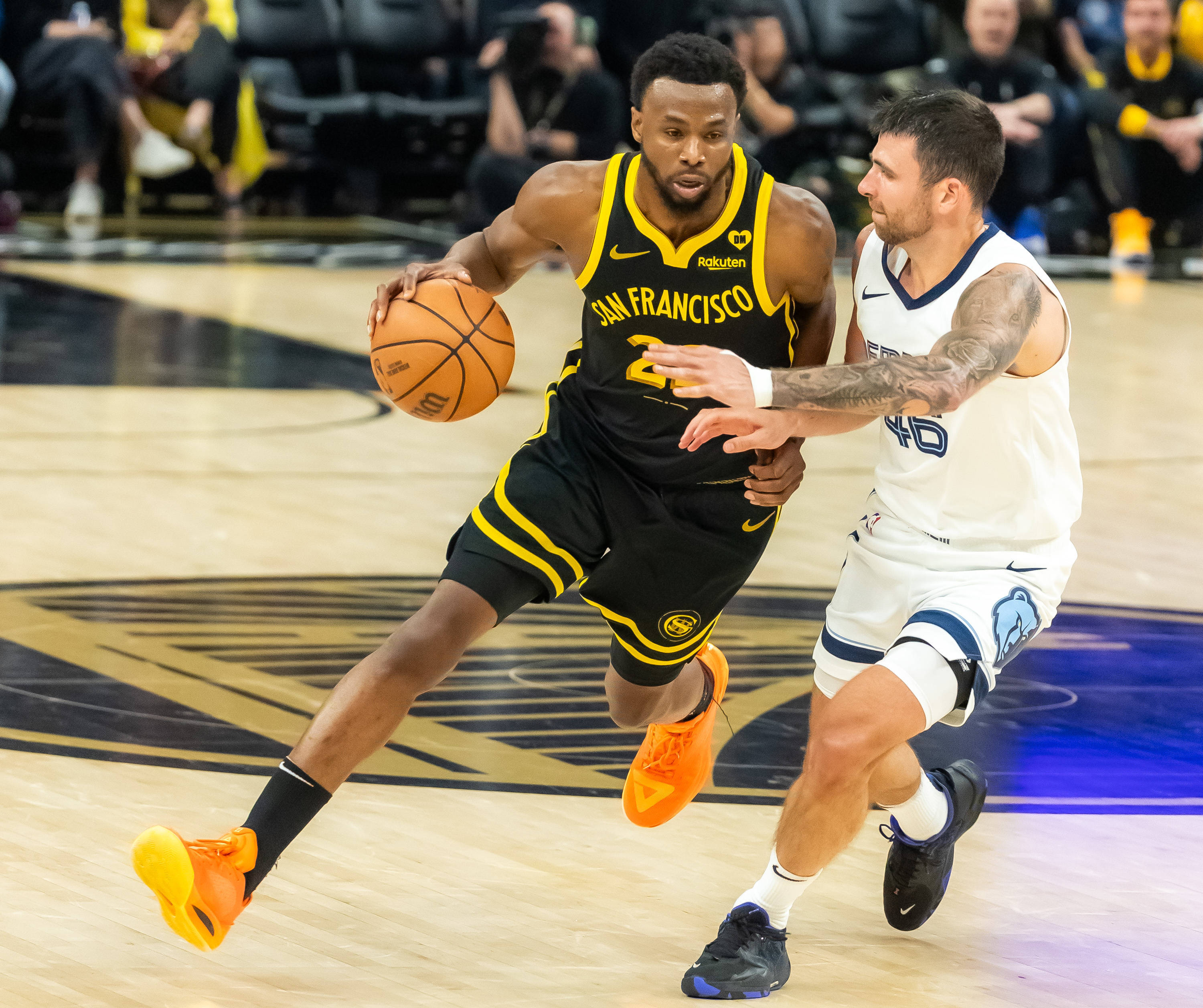 篮球场上球员实力强劲，对战激烈不凡