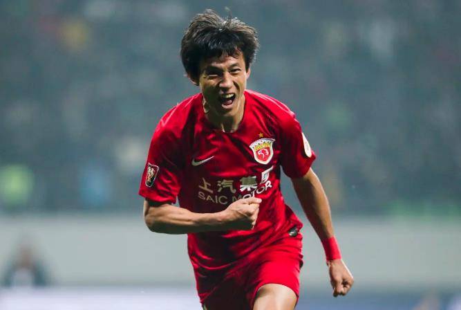 包含哈德斯菲尔德城今季前景堪忧，主帅寻求改变策略的词条