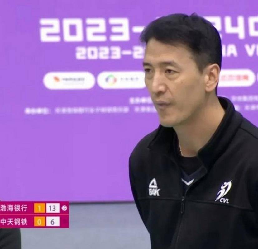 包含哈德斯菲尔德城今季前景堪忧，主帅寻求改变策略的词条