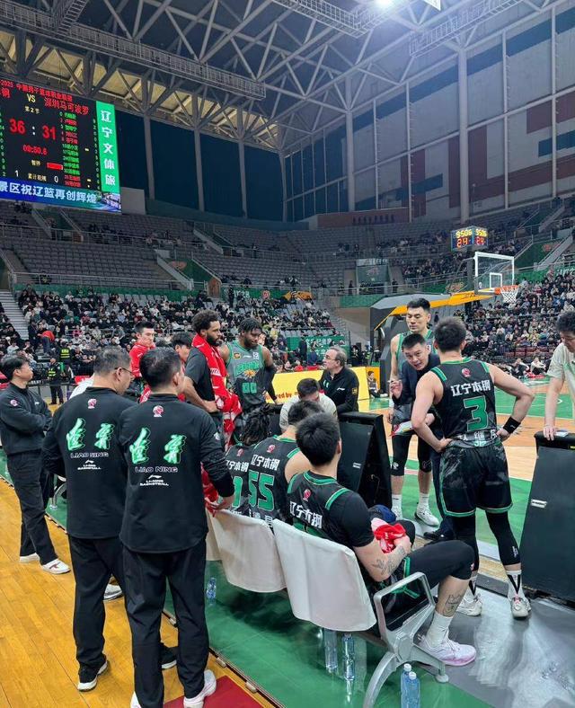 关于山东鲁能队大胜辽宁队，升至积分榜首位的信息