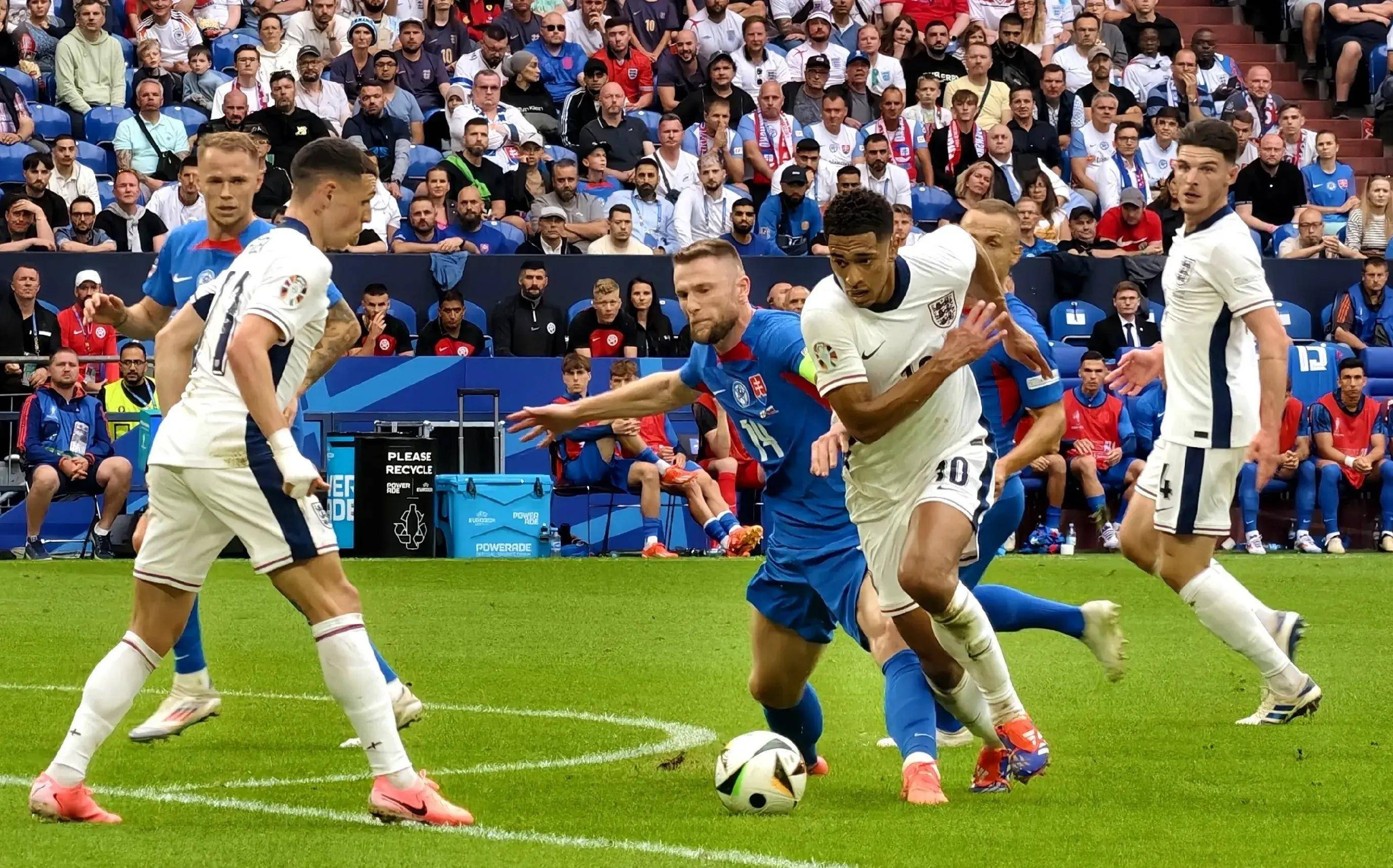 欧洲杯淘汰赛激烈角逐，弱者岌岌可危的简单介绍