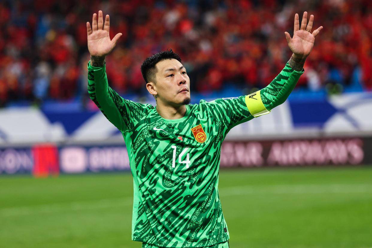 包含光芒四射足球风采非凡，国内顶尖球队勇猛无比的词条