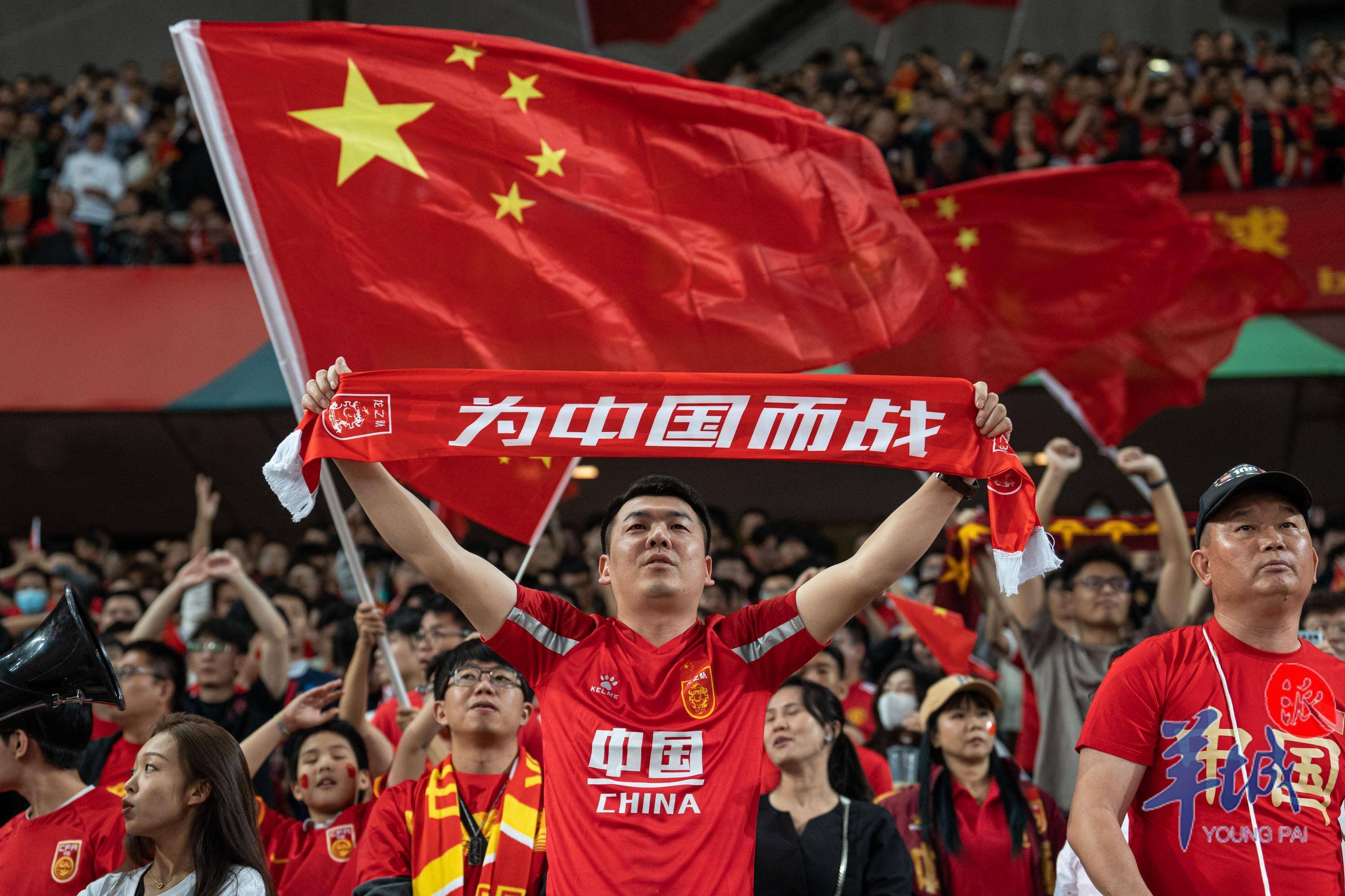 包含光芒四射足球风采非凡，国内顶尖球队勇猛无比的词条