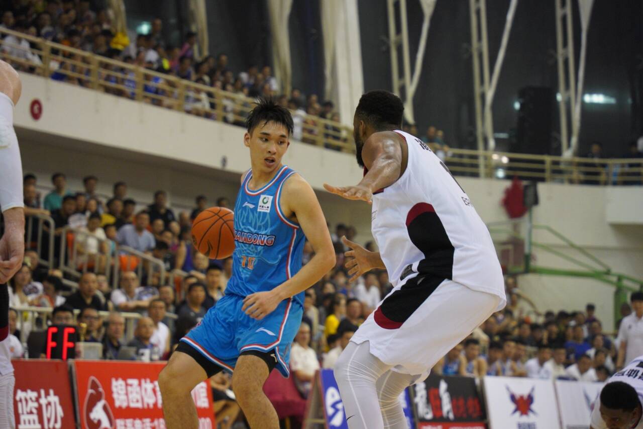 山东男篮赢下激烈比赛，晋级季后赛