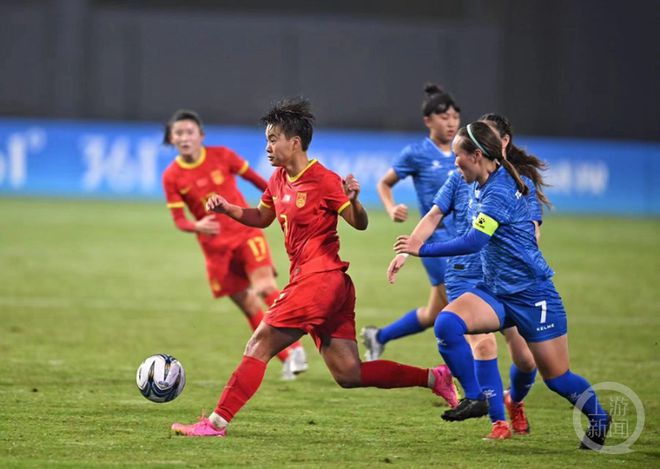 亚洲女足锦标赛中，中国队员用精妙战术取胜