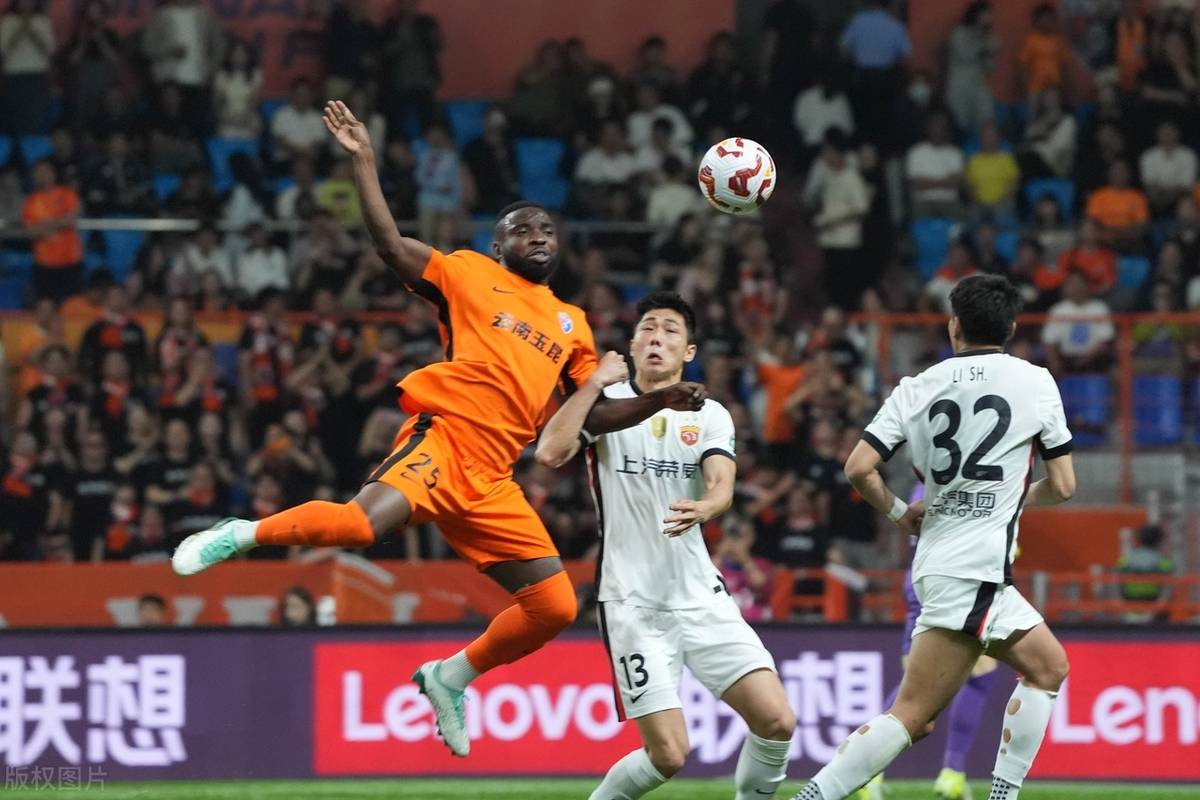 裁判误判引发球队抗议,对赛局造成重大影响 裁判误判引发球队抗议,对赛局造成重大影响