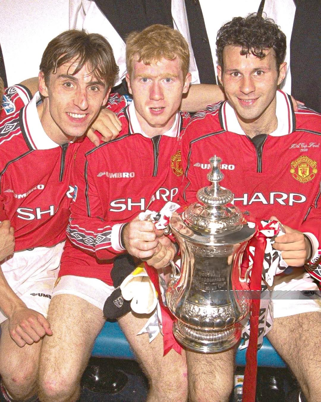 关于足球联赛强敌相逢，球队角逐冠军殊荣的信息