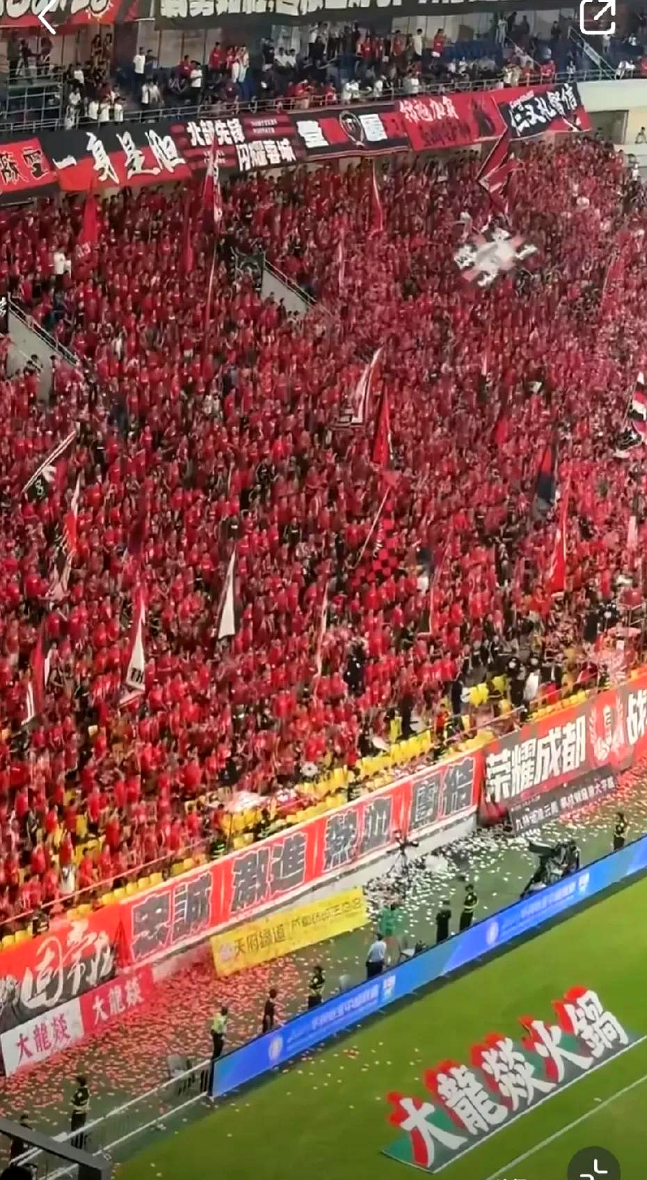 精彩比赛结束，球迷沸腾欢呼