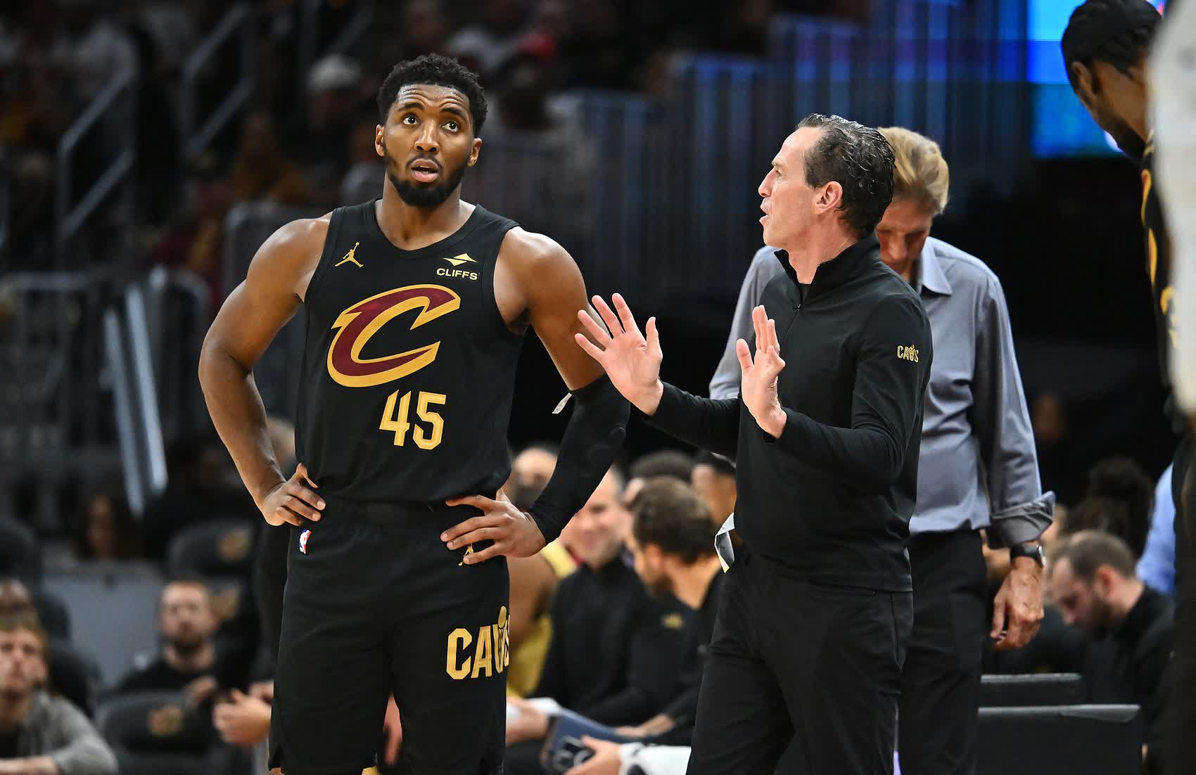 包含骑士老将魔术表现神勇，步行者战绩堪忧的词条