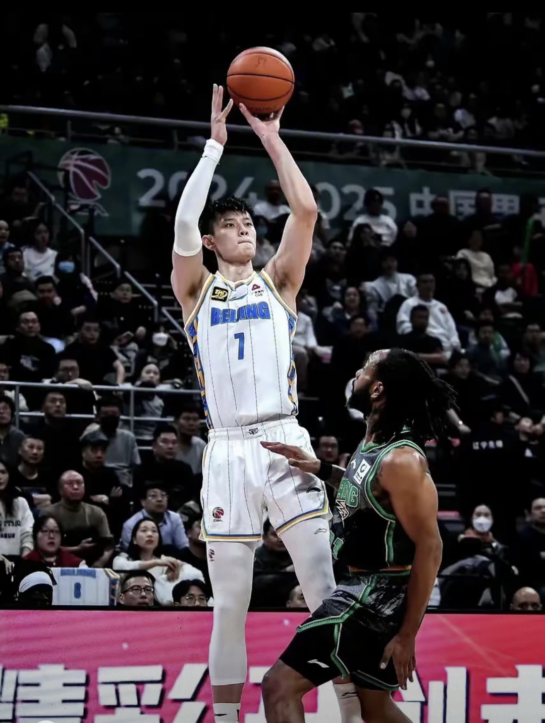 包含长时间的紧张比赛结束后，男子篮球联赛的冠军终于产生的词条