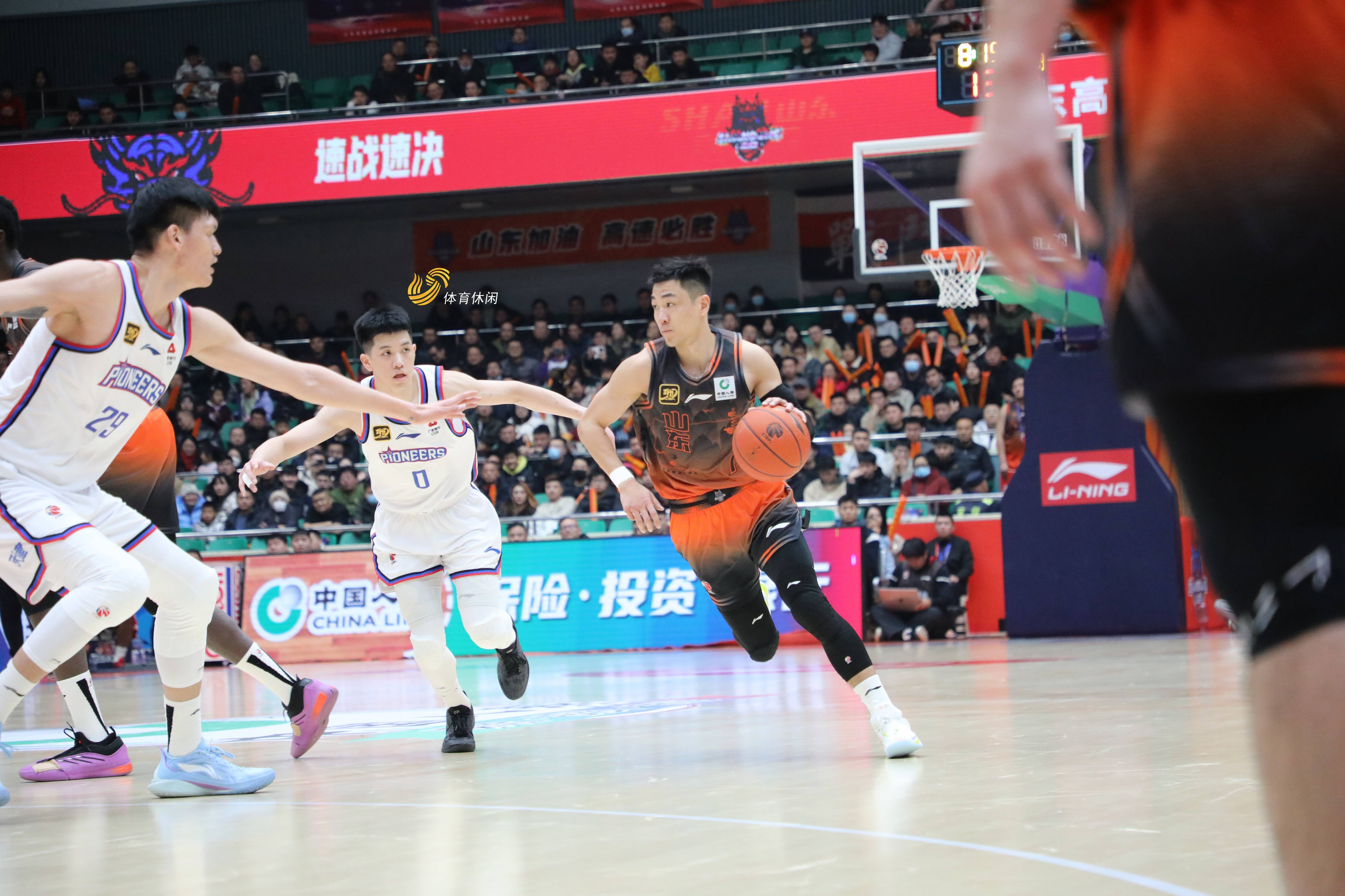 山东男篮抢下险胜，豪取两连胜