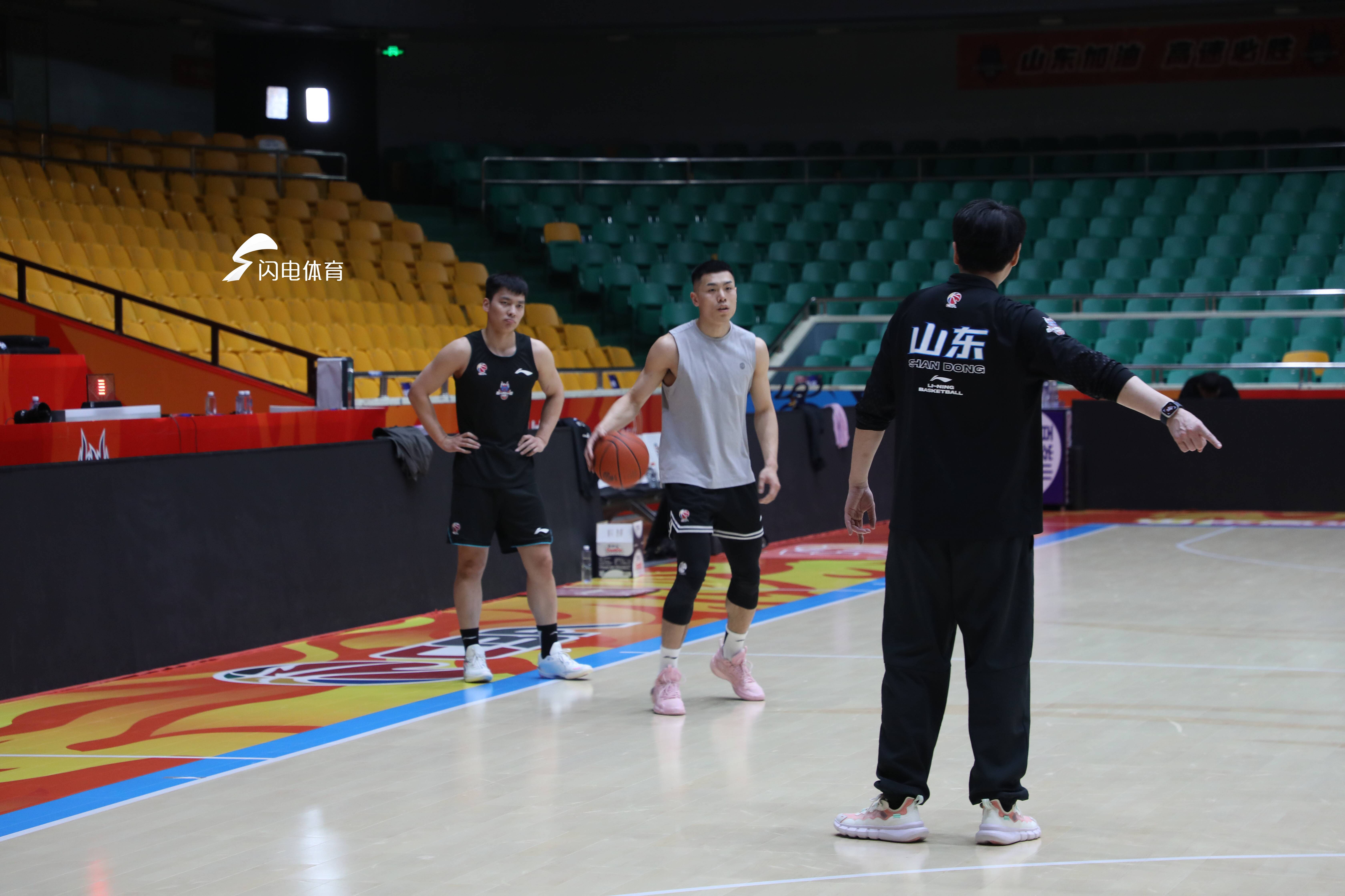 山东男篮抢下险胜，豪取两连胜