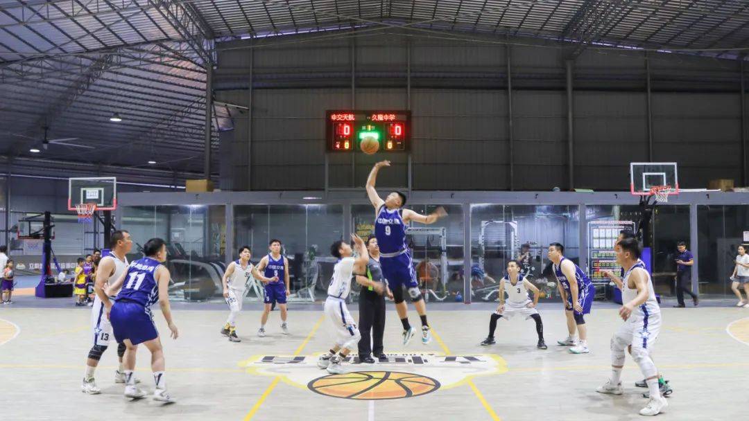篮球球队调整战术备战下一场比赛