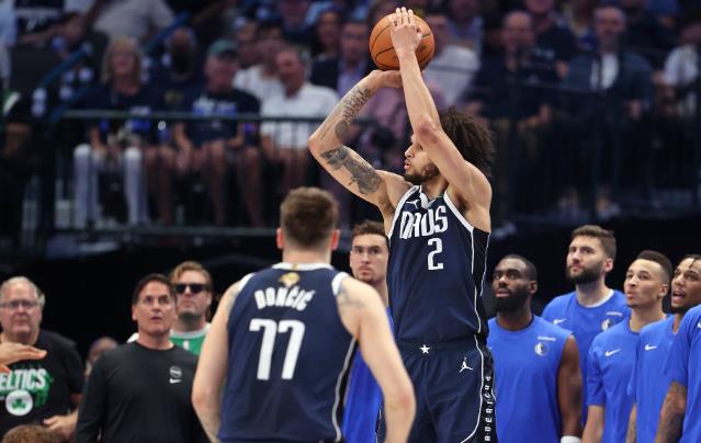 独行侠队后卫在比赛中命中关键三分