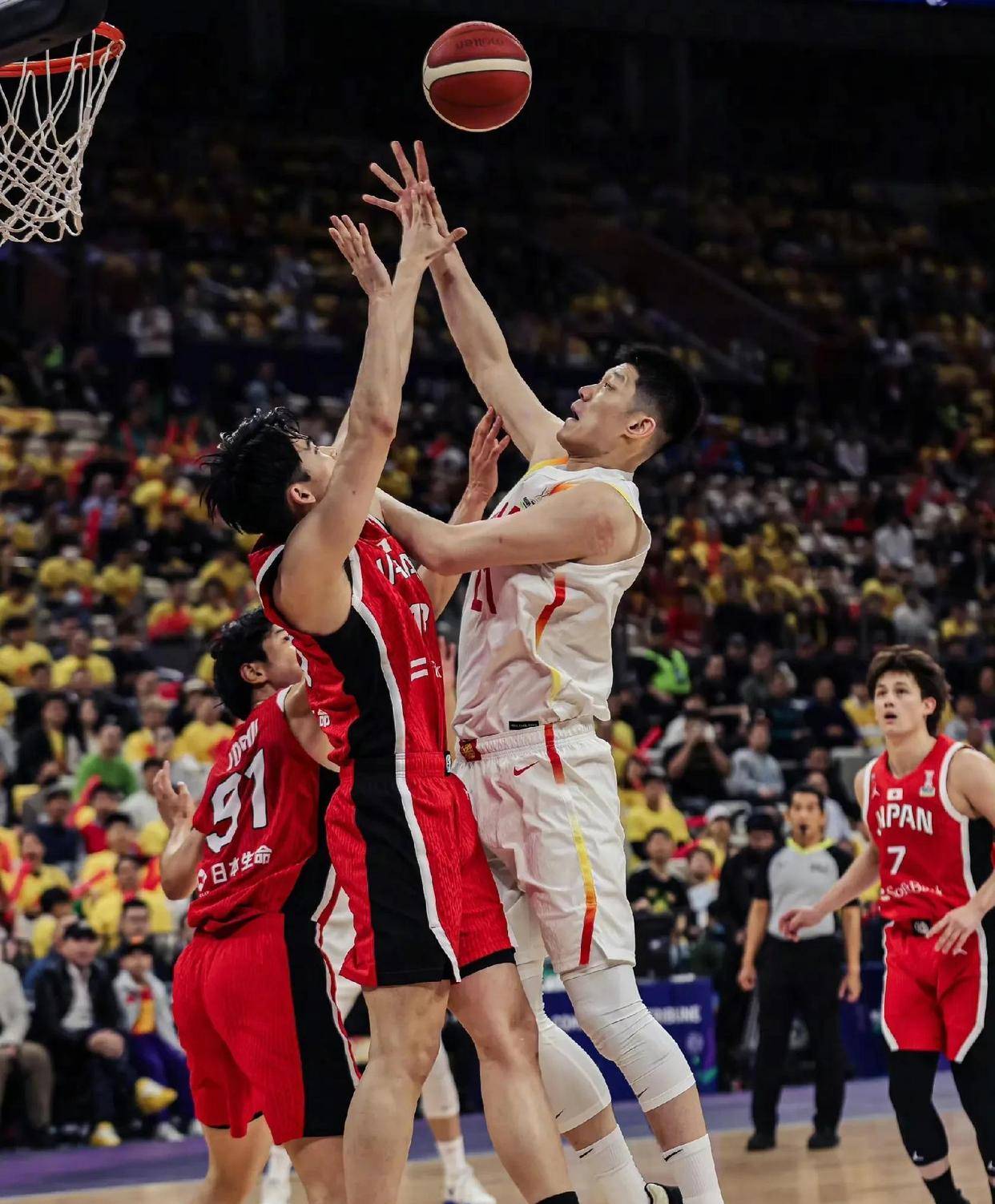 关于球员风采凸显，攻守兼备，场上表现抢眼的信息