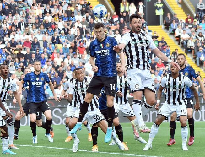 包含热那亚中场展现出色传球能力的词条