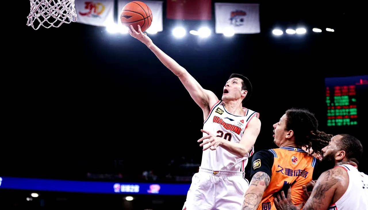 精妙抢球！球员展现高超技巧