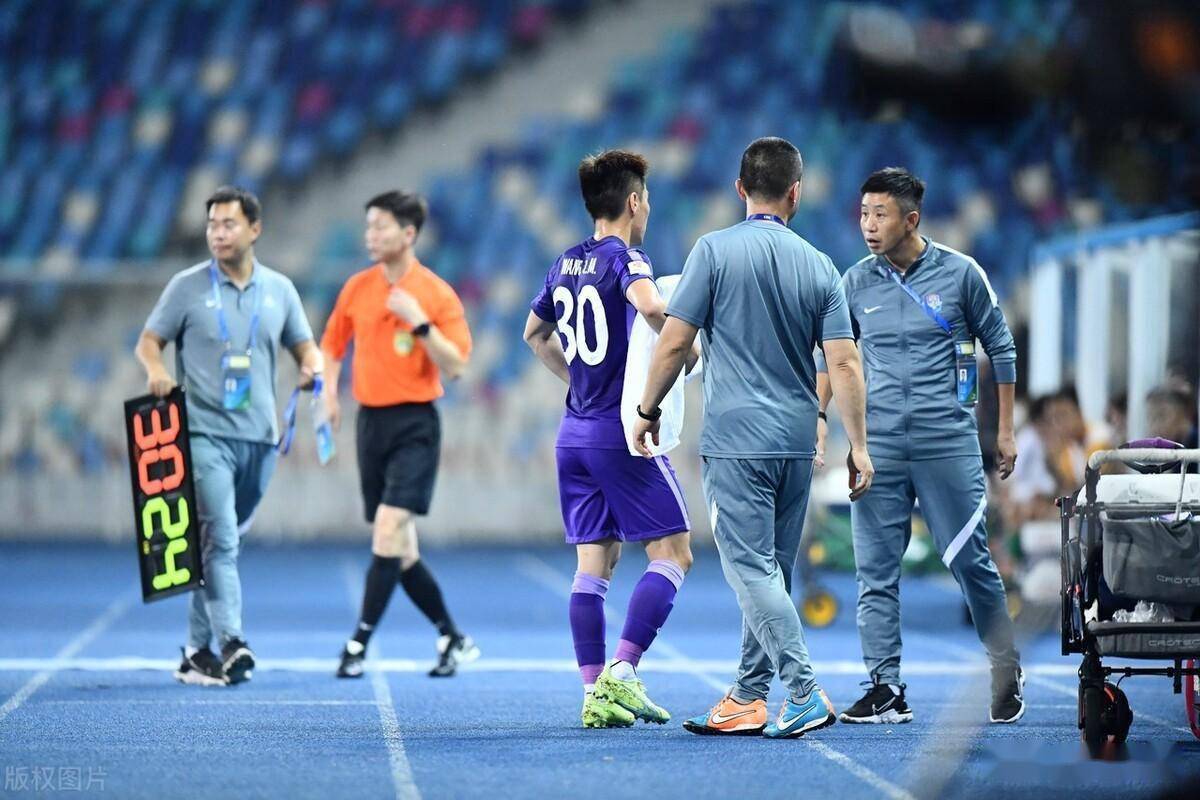 关于国家队缺兵少将难获佳绩，教练下课风波的信息