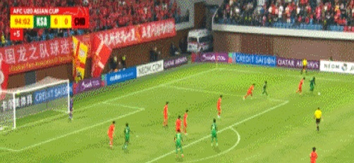 足球比赛的胜负成谜，球迷们期待着最终结果