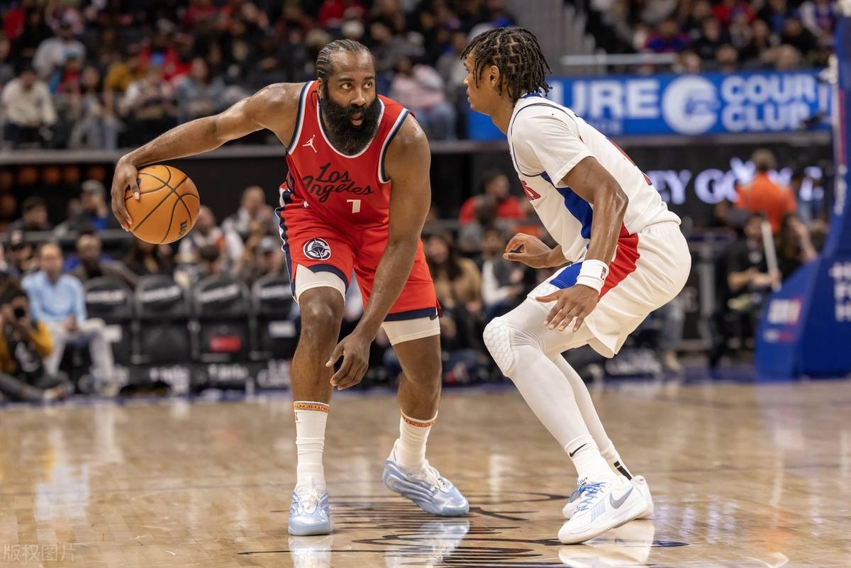 快船队在主场以巨大优势分战胜活塞队的简单介绍 快船队在主场以巨大优势分战胜活塞队的简单介绍