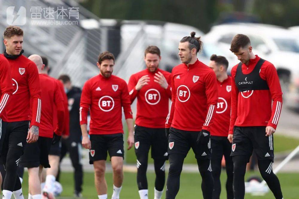 欧预赛比赛争夺激烈，球员士气高涨备战决赛