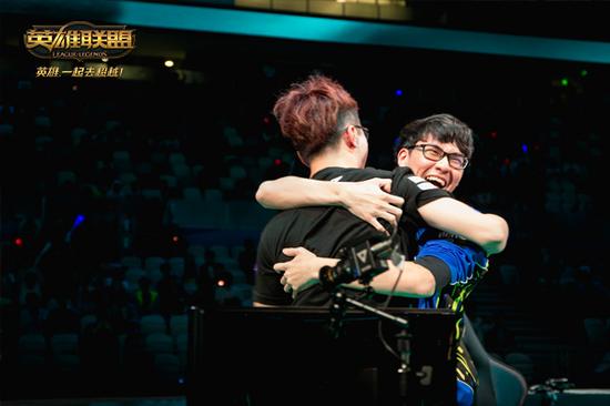 G2翻盘CLG,Bin操刀奇招英雄翻盘全球总决赛3:0(洛杉矶) G2翻盘CLG,Bin操刀奇招英雄翻盘全球总决赛3:0(洛杉矶)