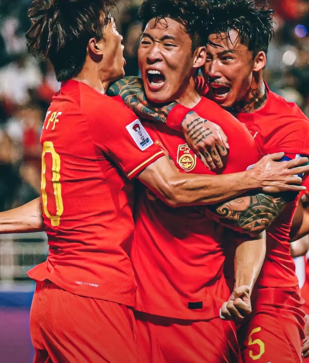 火爆的足球比赛将吸引万千球迷热情支持的简单介绍