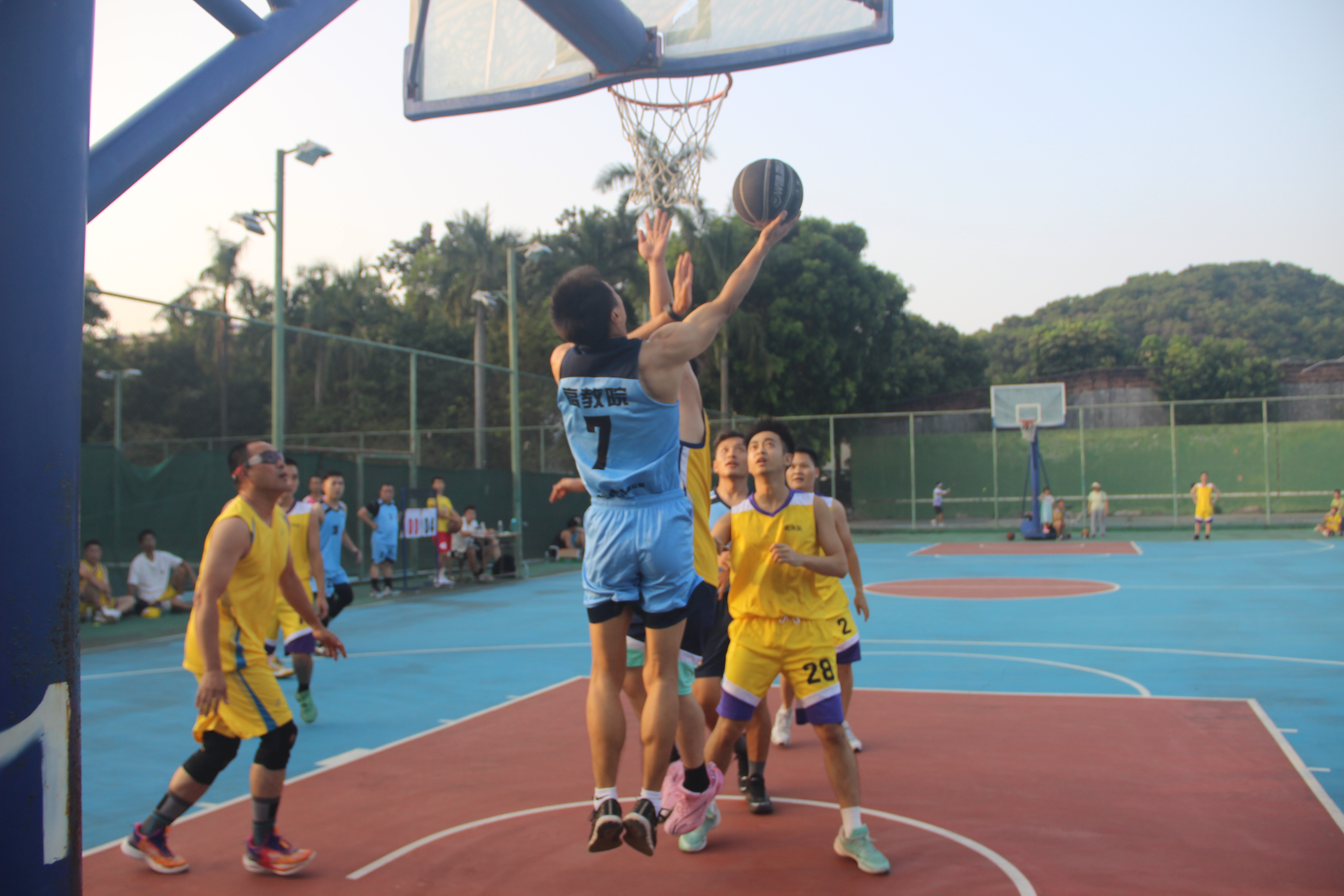 精彩篮球比赛，球员实力引人注目的简单介绍