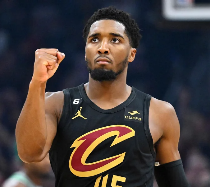 关于独行侠爆冷步行者，米切尔统治全场的信息