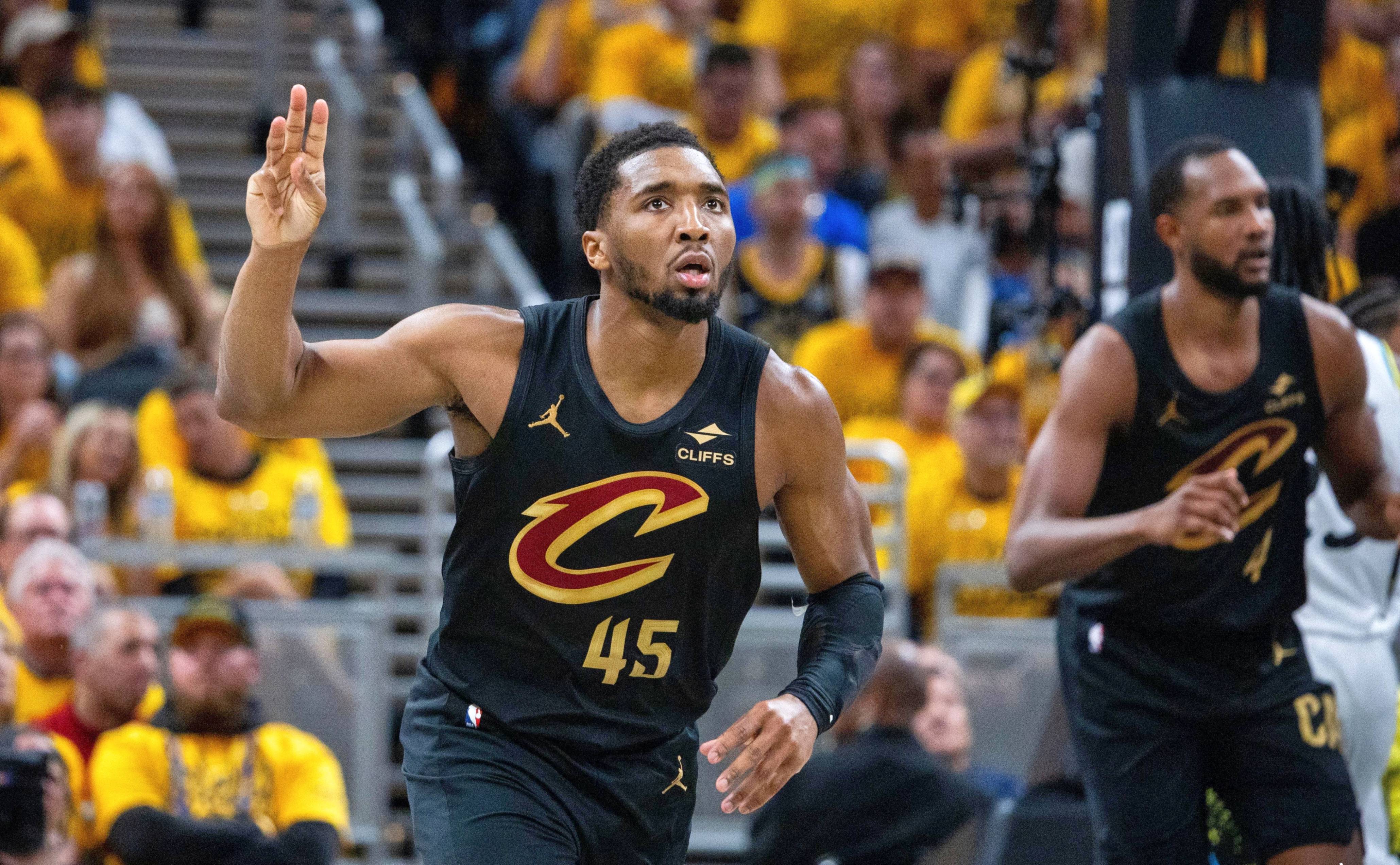 关于独行侠爆冷步行者，米切尔统治全场的信息