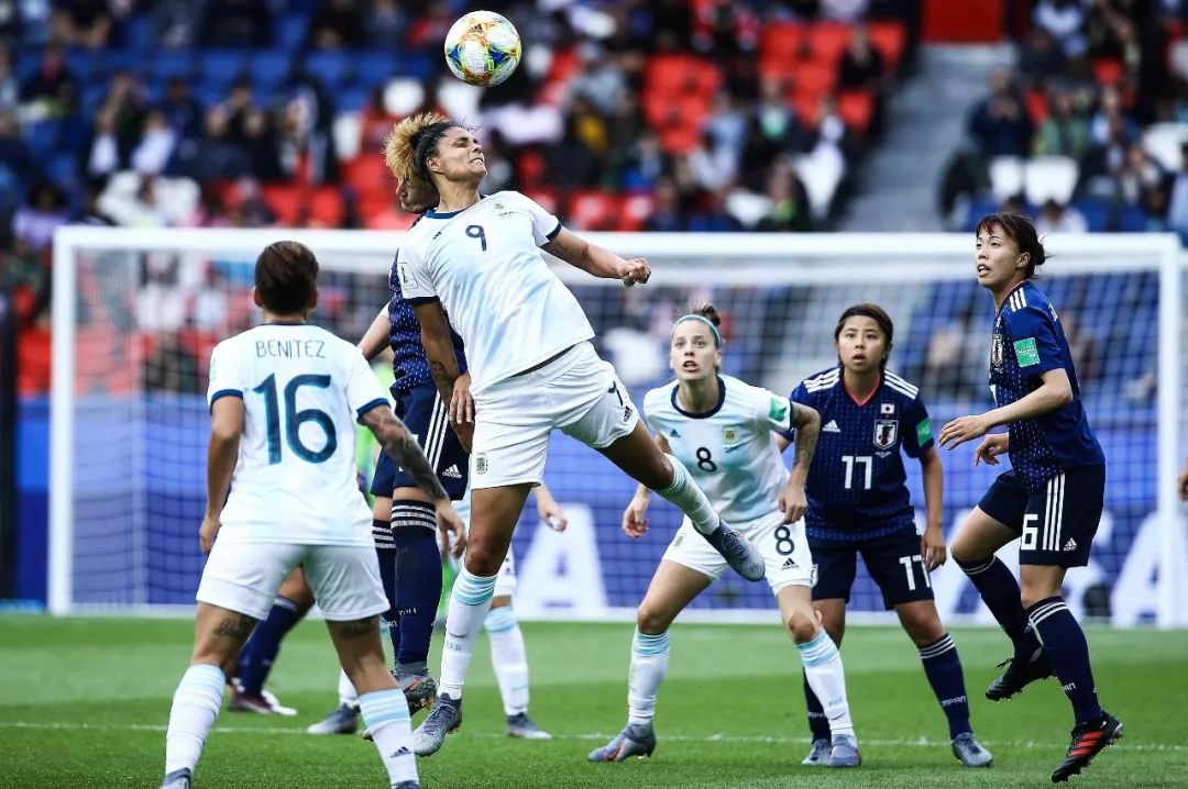 日本羽毛球队鏖战韩国羽毛球队，马琳完成帽子戏法的简单介绍