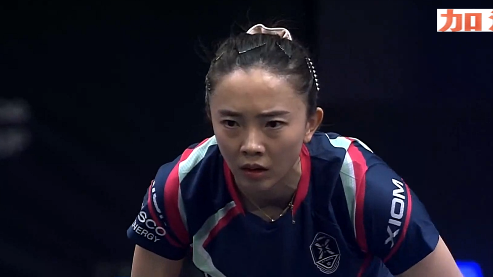 冰球惊险逆转取胜，粉丝狂欢不已