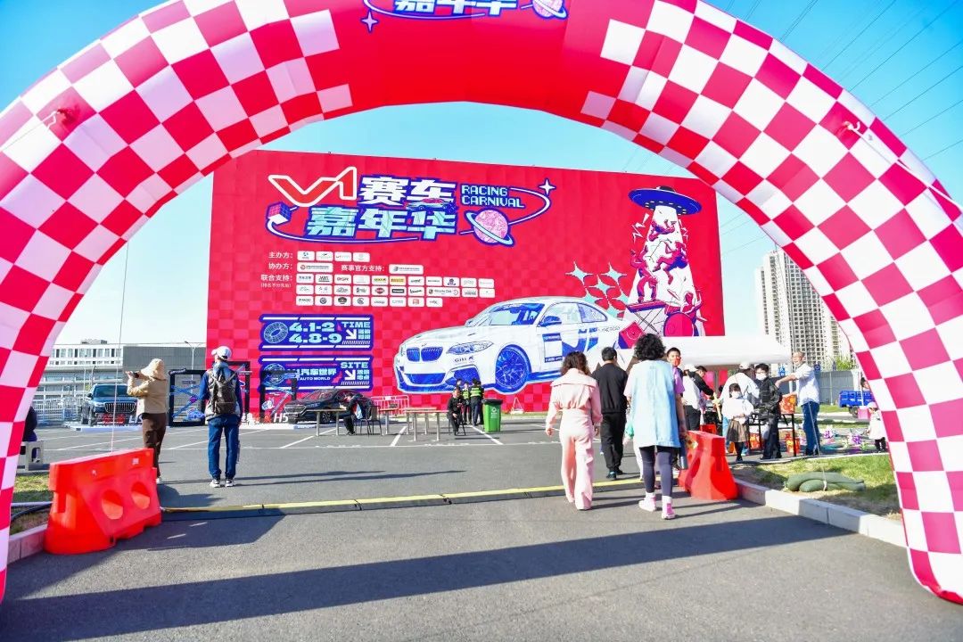 赛车热度飙升，网友热议不断的简单介绍