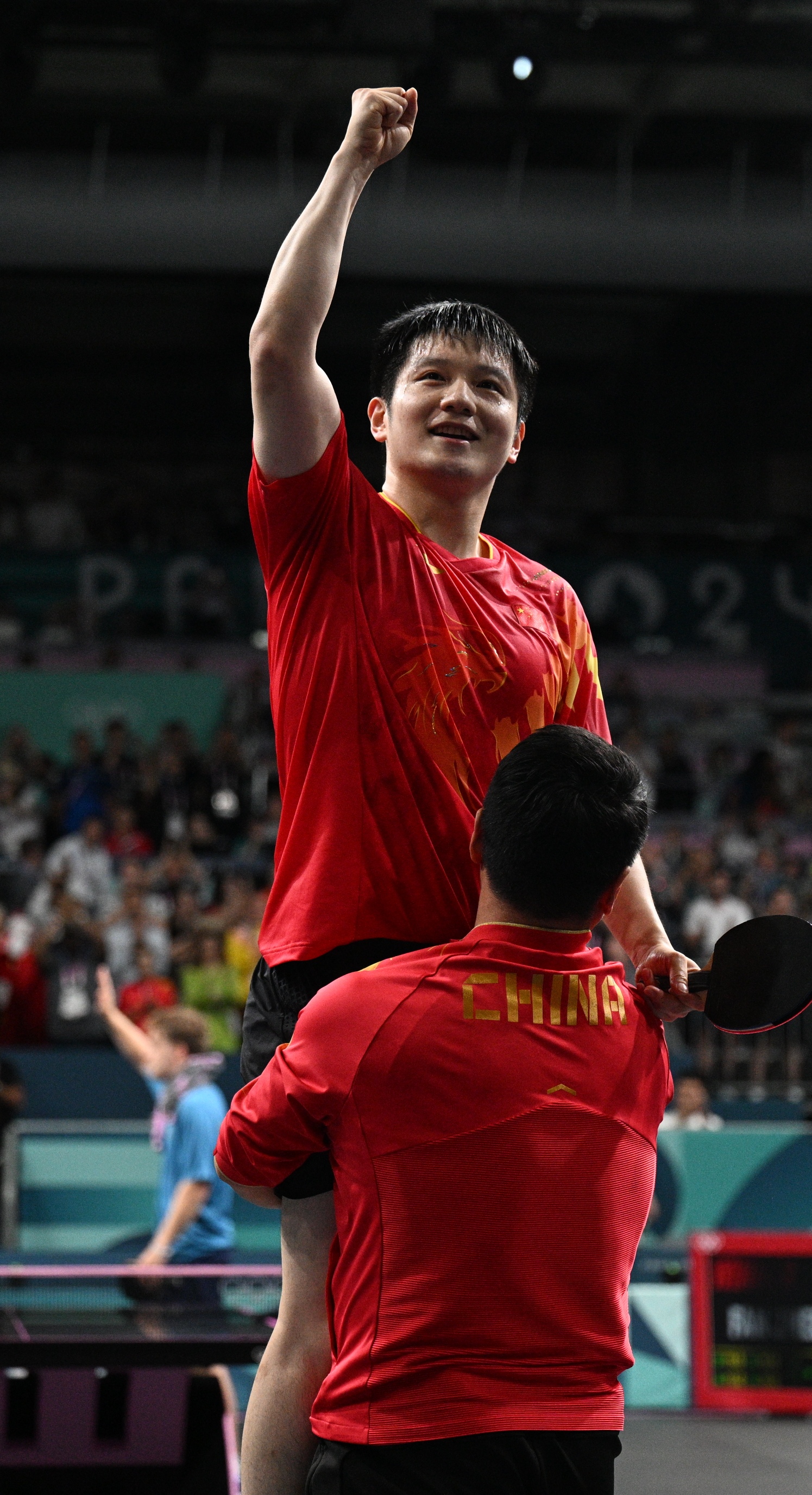 包含中国队险胜英格兰队，王皓状态火热的词条