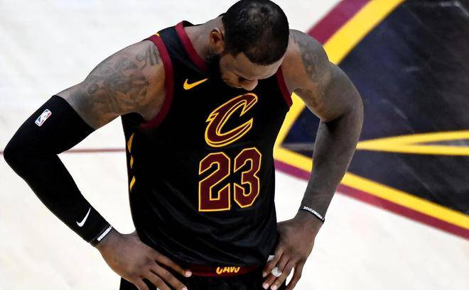 国王横扫青岛队，詹姆斯关键制胜